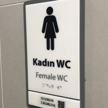 Braille kapı tabelası. Engelsiz yaşam a sizde destekte bulunun
