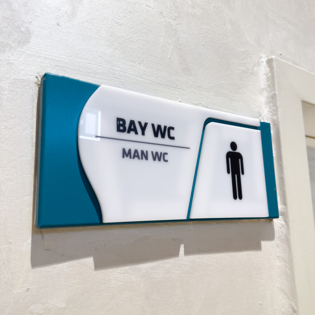 3 mm renkli Pleksi üzerine 3 mm beyaz ve siyah katman uygulanarak hazırlanmıştır.