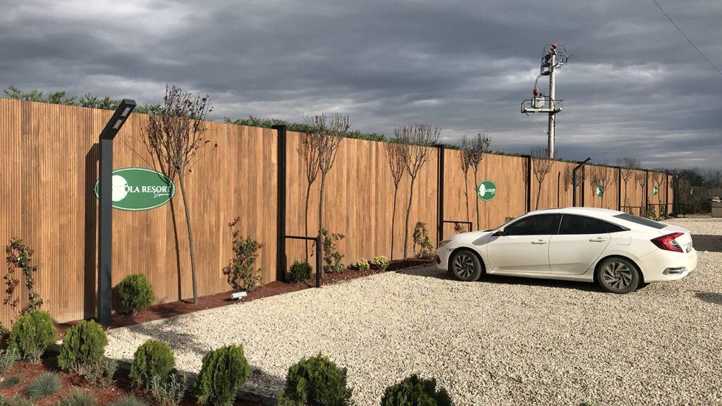 Tatil bölgesi Resort otel otopark karşılama tabelası