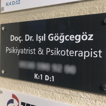 Siyah Pleksi zemin üzerine folyo uygulamalı kat yönlendirme tabelası